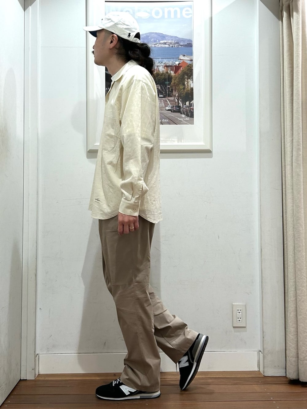 ベージュ系のその他パンツ、ブラック系のスニーカー、ホワイト系のシャツ/ブラウスを着用したメンズの春コーディネートの3枚目の写真