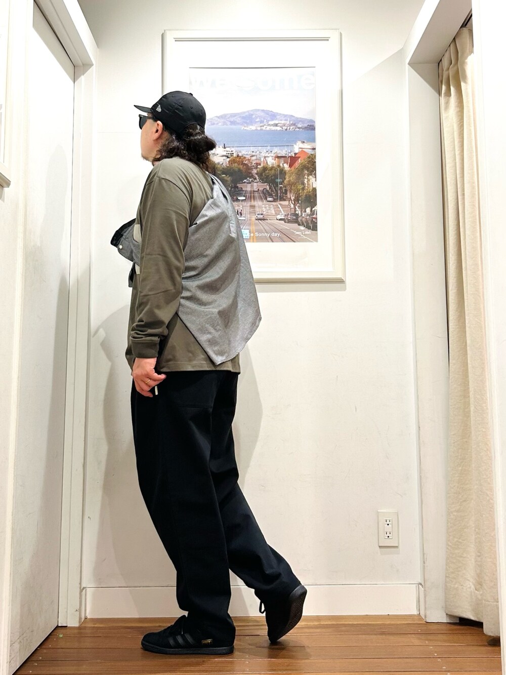 ブラック系のその他パンツ、グレー系のシャツ/ブラウス、グリーン系のTシャツ/カットソーを着用したメンズの夏コーディネートの3枚目の写真