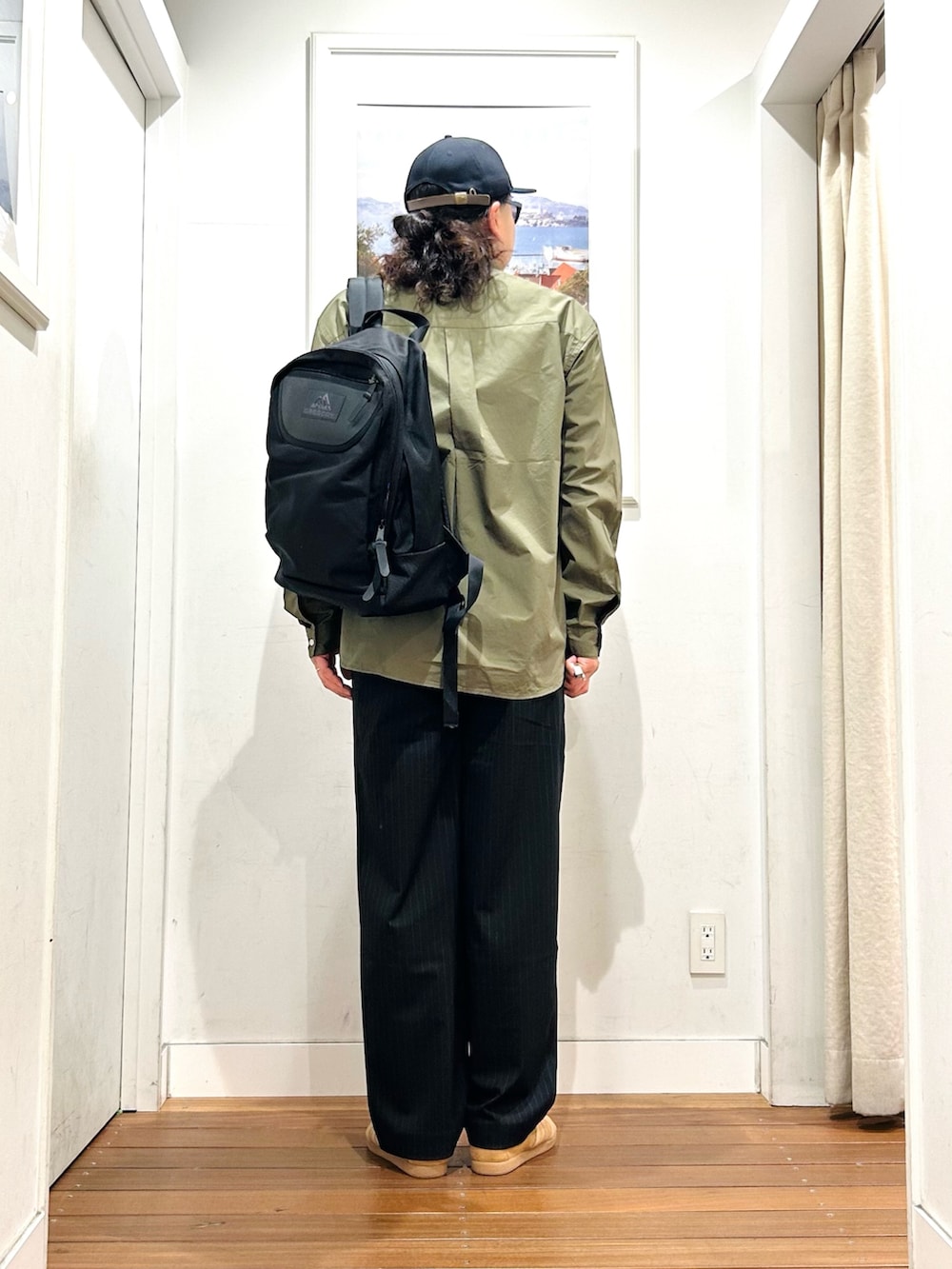 ブラウン系のその他パンツ、ホワイト系のTシャツ/カットソー、ブラウン系のスニーカーを着用したメンズの秋コーディネートの4枚目の写真