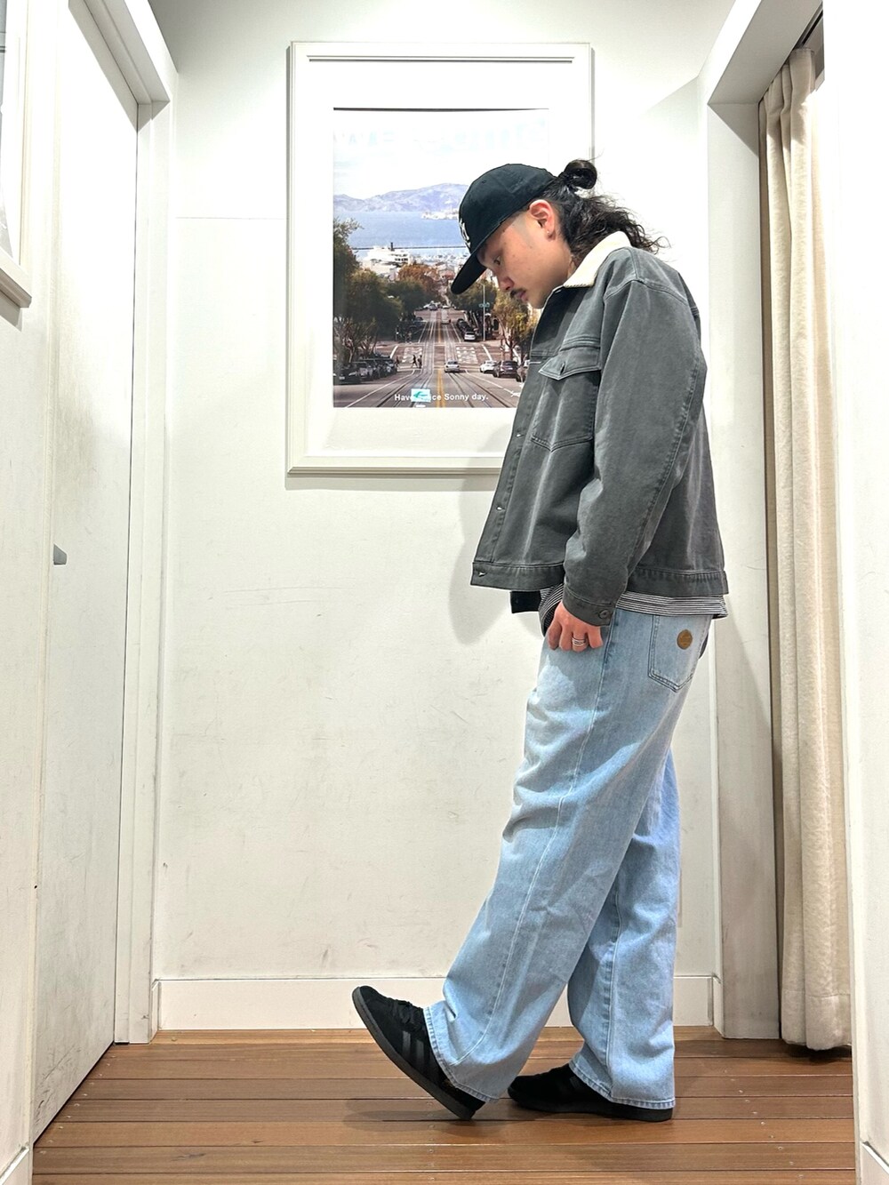 ブラック系のTシャツ/カットソー、グレー系のブルゾン、ブルー系のデニムパンツを着用したメンズの冬コーディネートの2枚目の写真