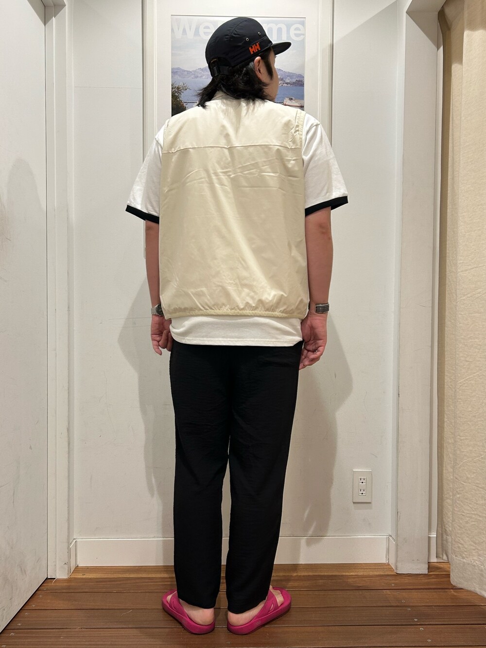 ブラック系のTシャツ/カットソー、ホワイト系のベスト、ブラック系のその他パンツを着用したメンズの夏コーディネートの3枚目の写真