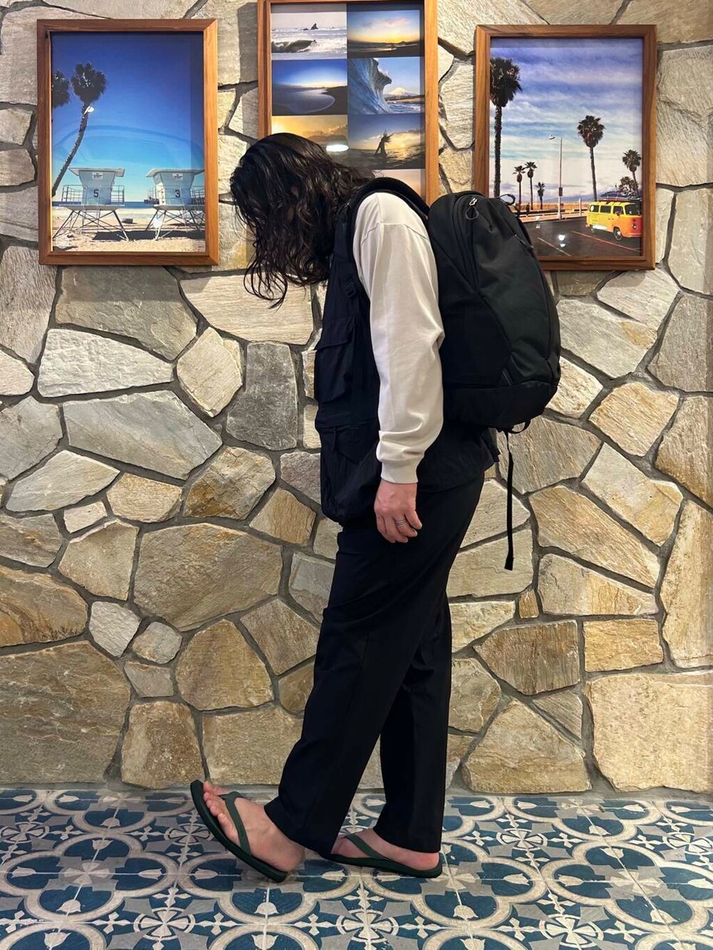 グリーン系のサンダル、ブラック系のその他パンツ、ブラック系のベストを着用したメンズの夏コーディネートの2枚目の写真