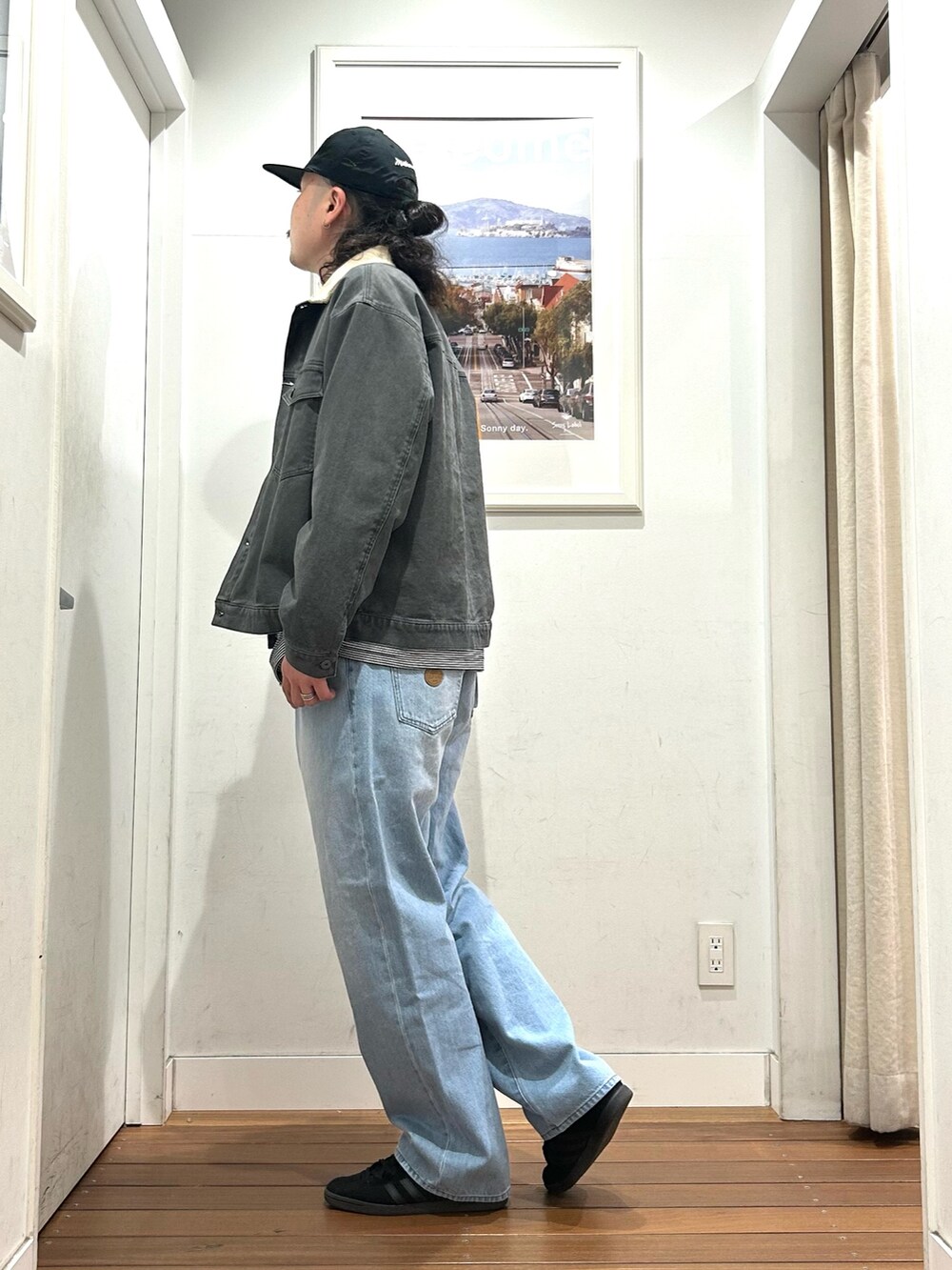ブラック系のTシャツ/カットソー、グレー系のブルゾン、ブルー系のデニムパンツを着用したメンズの冬コーディネートの3枚目の写真