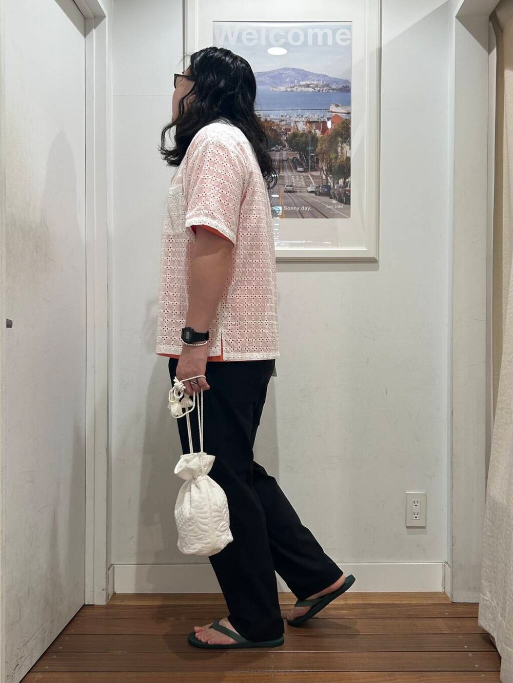 グリーン系のサンダル、ブラック系のその他パンツ、オレンジ系のTシャツ/カットソーを着用したメンズの夏コーディネートの3枚目の写真