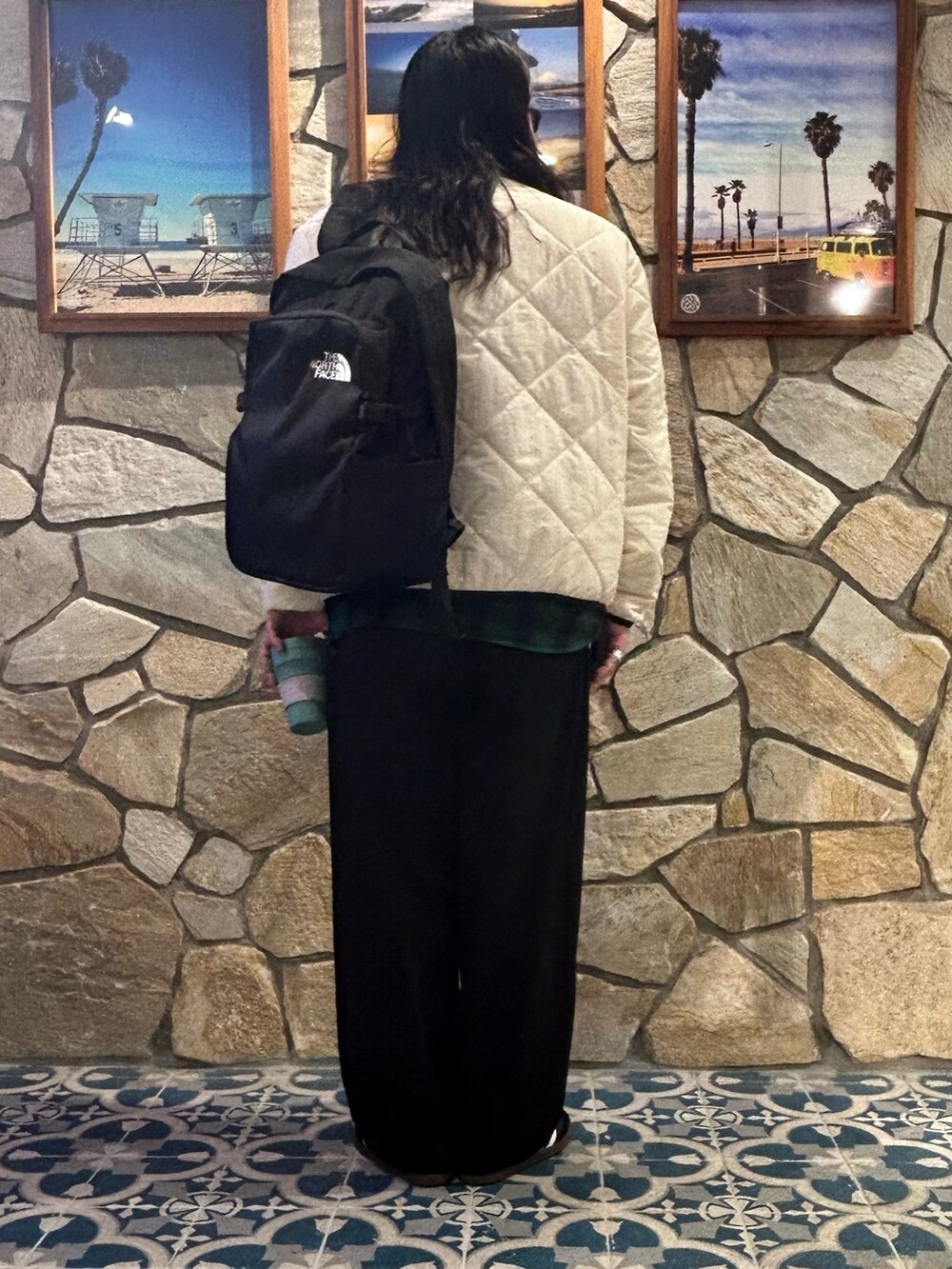 ホワイト系のブルゾン、グリーン系のシャツ/ブラウス、ブラック系のスニーカーを着用したメンズの秋コーディネートの4枚目の写真