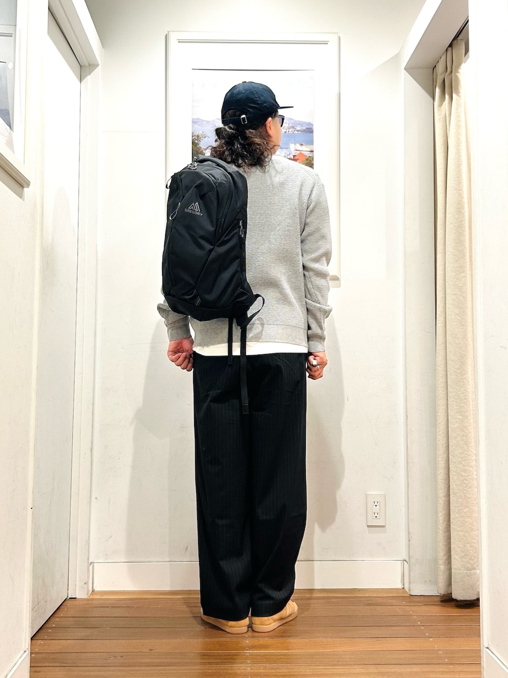 ブラウン系のスニーカー、ブラウン系のその他パンツ、ブラック系のバックパック/リュックを着用したメンズの秋コーディネートの4枚目の写真
