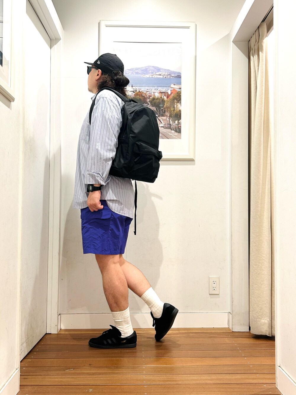 ブルー系のシャツ/ブラウス、ホワイト系のタンクトップ、ブラック系のスニーカーを着用したメンズの秋コーディネートの3枚目の写真