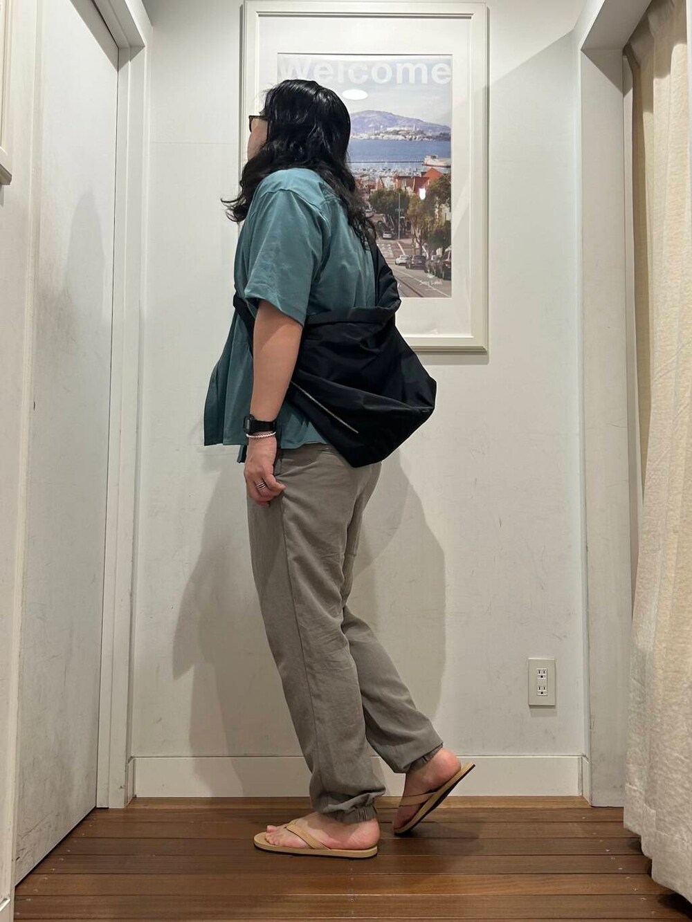 ベージュ系のサンダル、ブラック系のショルダーバッグ、ホワイト系のTシャツ/カットソーを着用したメンズの夏コーディネートの3枚目の写真