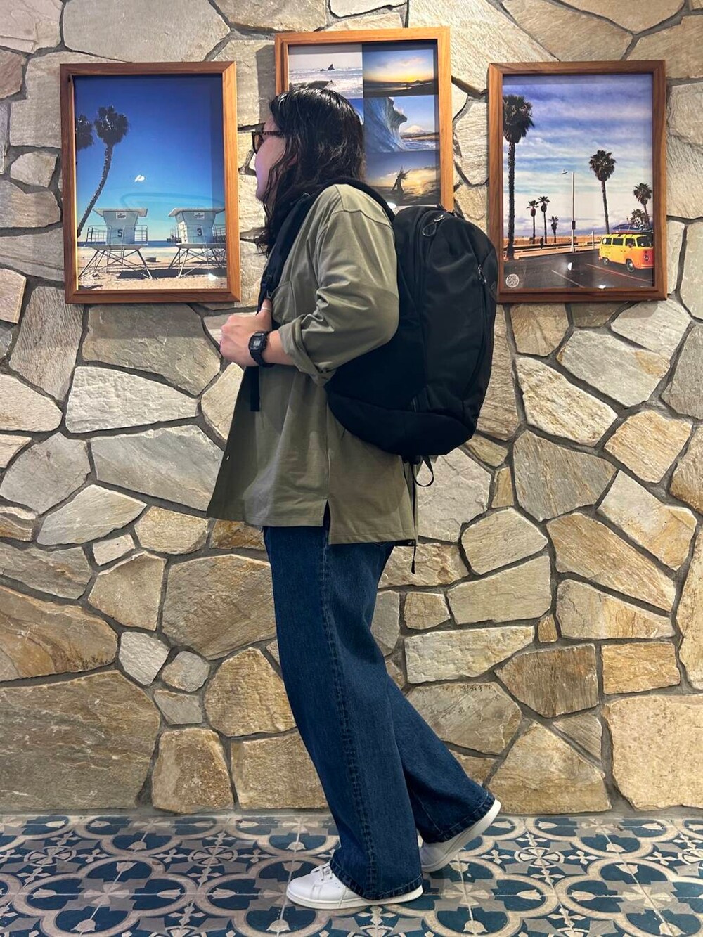 ホワイト系のスニーカー、グリーン系のシャツ/ブラウス、ブラック系のバックパック/リュックを着用したメンズの秋コーディネートの3枚目の写真