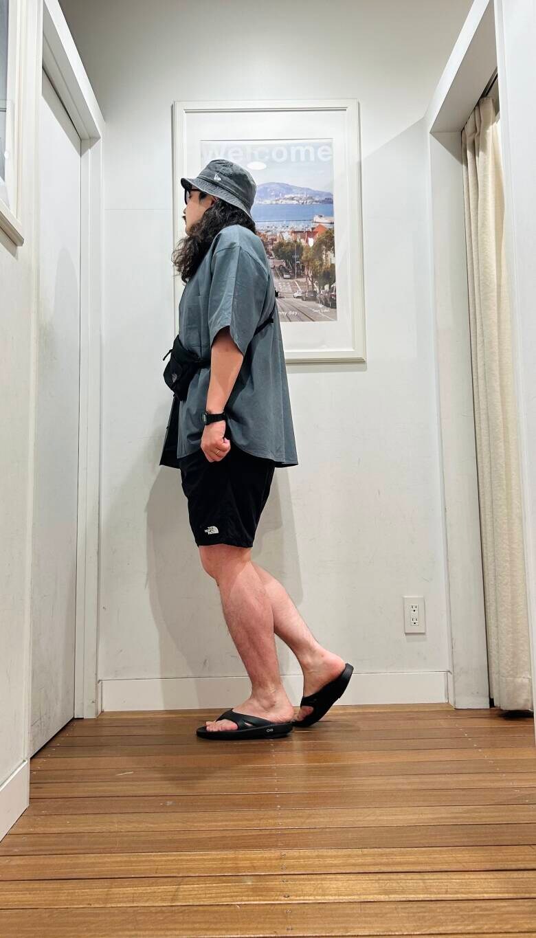 ブラック系のサンダル、ブラック系のショルダーバッグ、グレー系のシャツ/ブラウスを着用したメンズの春コーディネートの3枚目の写真