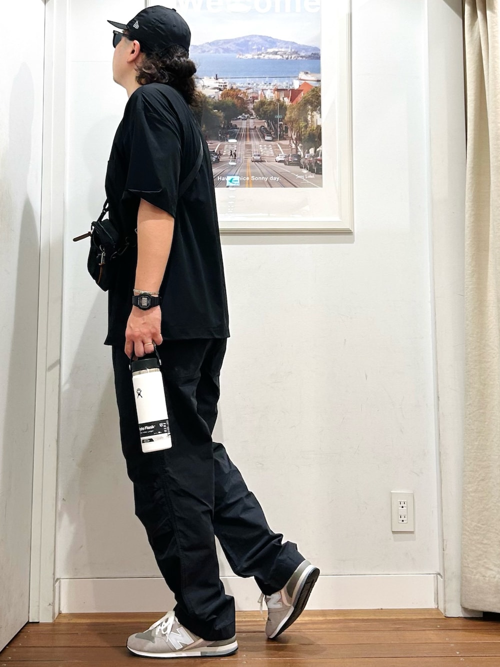 ブラック系のTシャツ/カットソー、ブラック系のショルダーバッグ、ホワイト系のタンクトップを着用したメンズの夏コーディネートの3枚目の写真