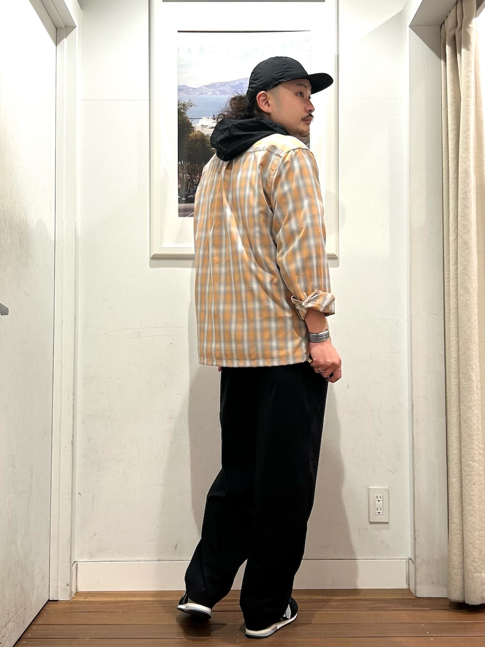 ブラック系のパーカー、オレンジ系のシャツ/ブラウス、ホワイト系のTシャツ/カットソーを着用したメンズの春コーディネートの4枚目の写真