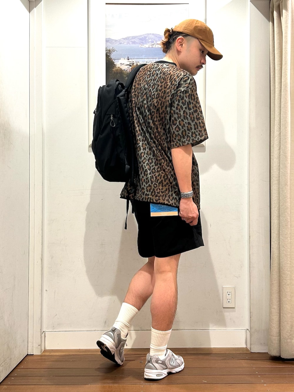 ブラック系のその他パンツ、ホワイト系のTシャツ/カットソー、ブラック系のバックパック/リュックを着用したメンズの春コーディネートの5枚目の写真