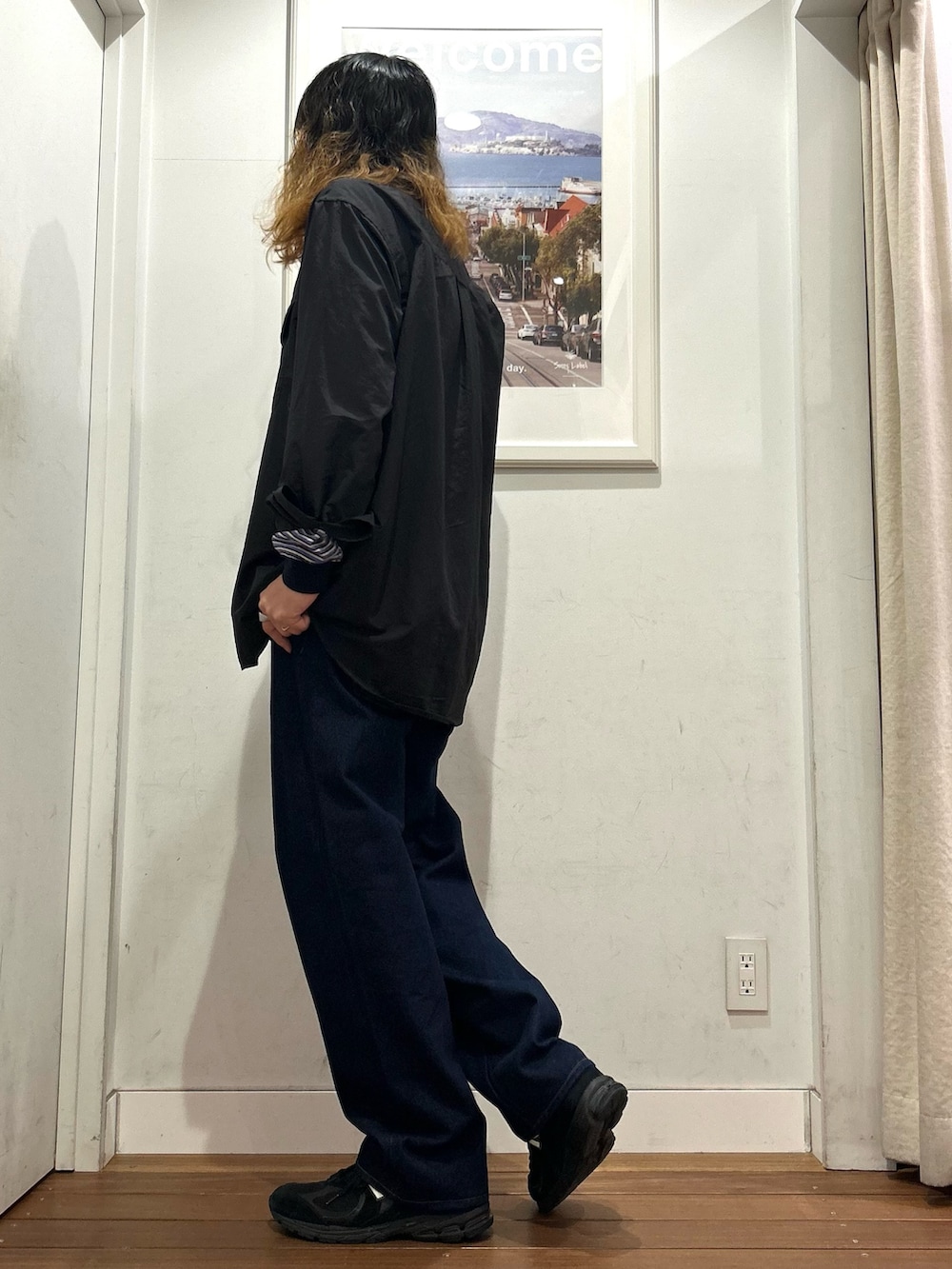 ブルー系のデニムパンツ、パープル系のTシャツ/カットソー、ホワイト系のタンクトップを着用したメンズの秋コーディネートの3枚目の写真