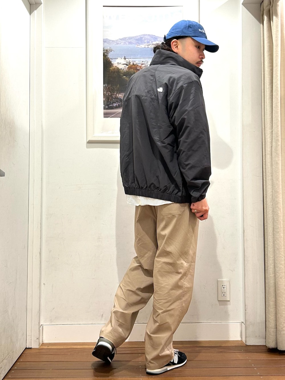 ホワイト系のTシャツ/カットソー、ホワイト系のシャツ/ブラウス、グレー系のナイロンジャケットを着用したメンズの春コーディネートの4枚目の写真