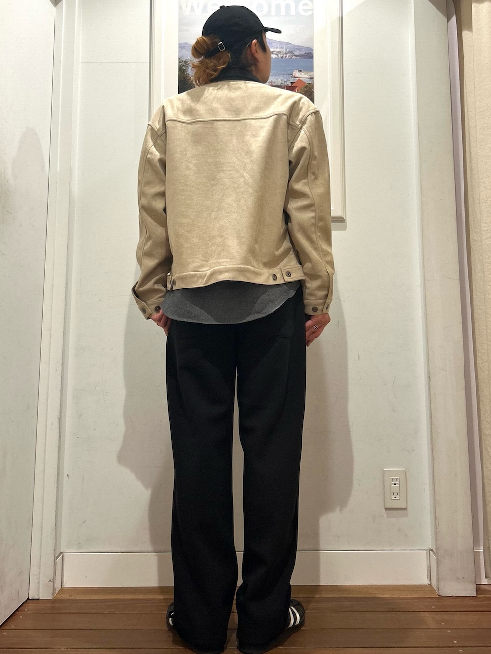 ホワイト系のTシャツ/カットソー、グレー系のシャツ/ブラウス、ベージュ系のブルゾンを着用したメンズの秋コーディネートの4枚目の写真