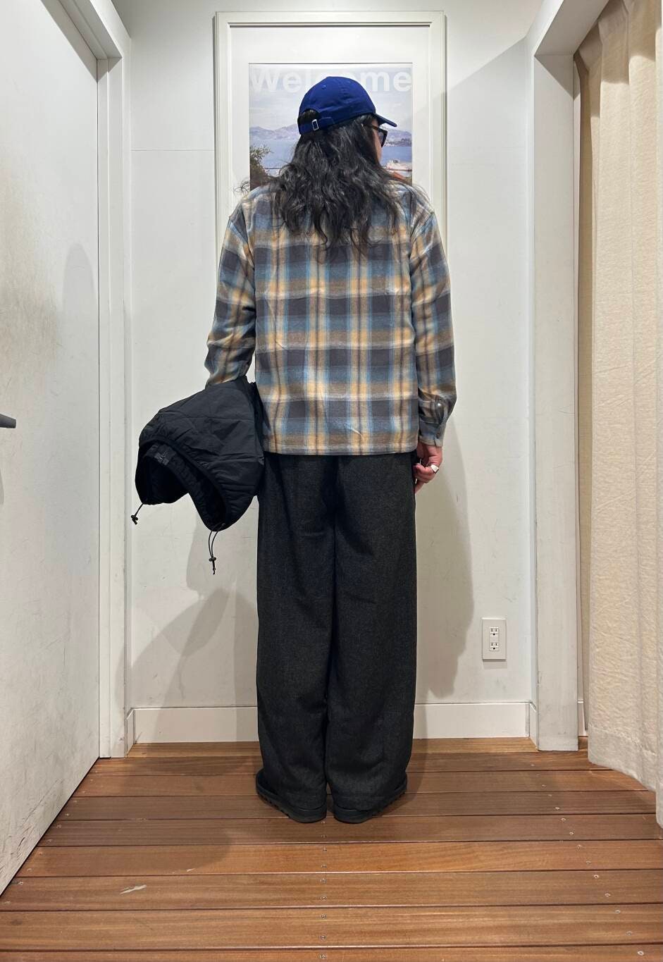 グレー系のシャツ/ブラウス、ブラック系のブルゾン、グレー系のスウェットを着用したメンズの冬コーディネートの4枚目の写真