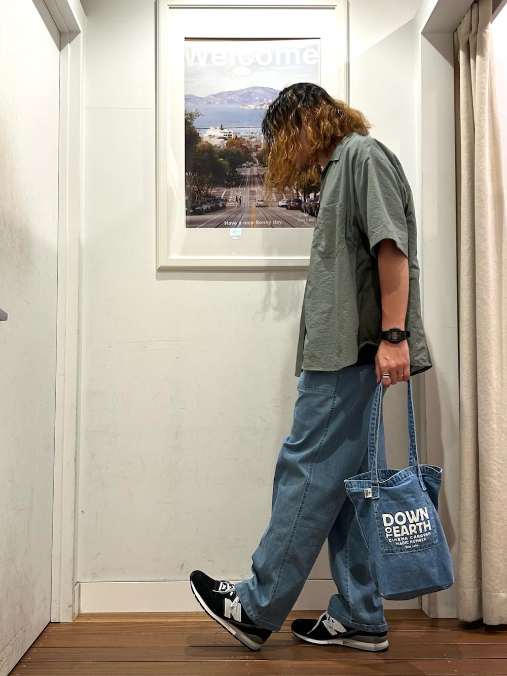 ブラック系のスニーカー、ブラック系のTシャツ/カットソー、ブルー系のデニムパンツを着用したメンズの春コーディネートの2枚目の写真