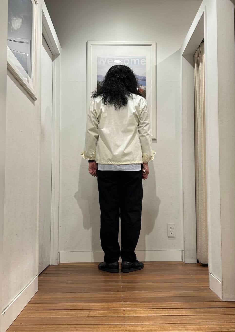 ブラック系のショルダーバッグ、ブラック系のその他パンツ、ブラック系のスニーカーを着用したメンズの春コーディネートの4枚目の写真