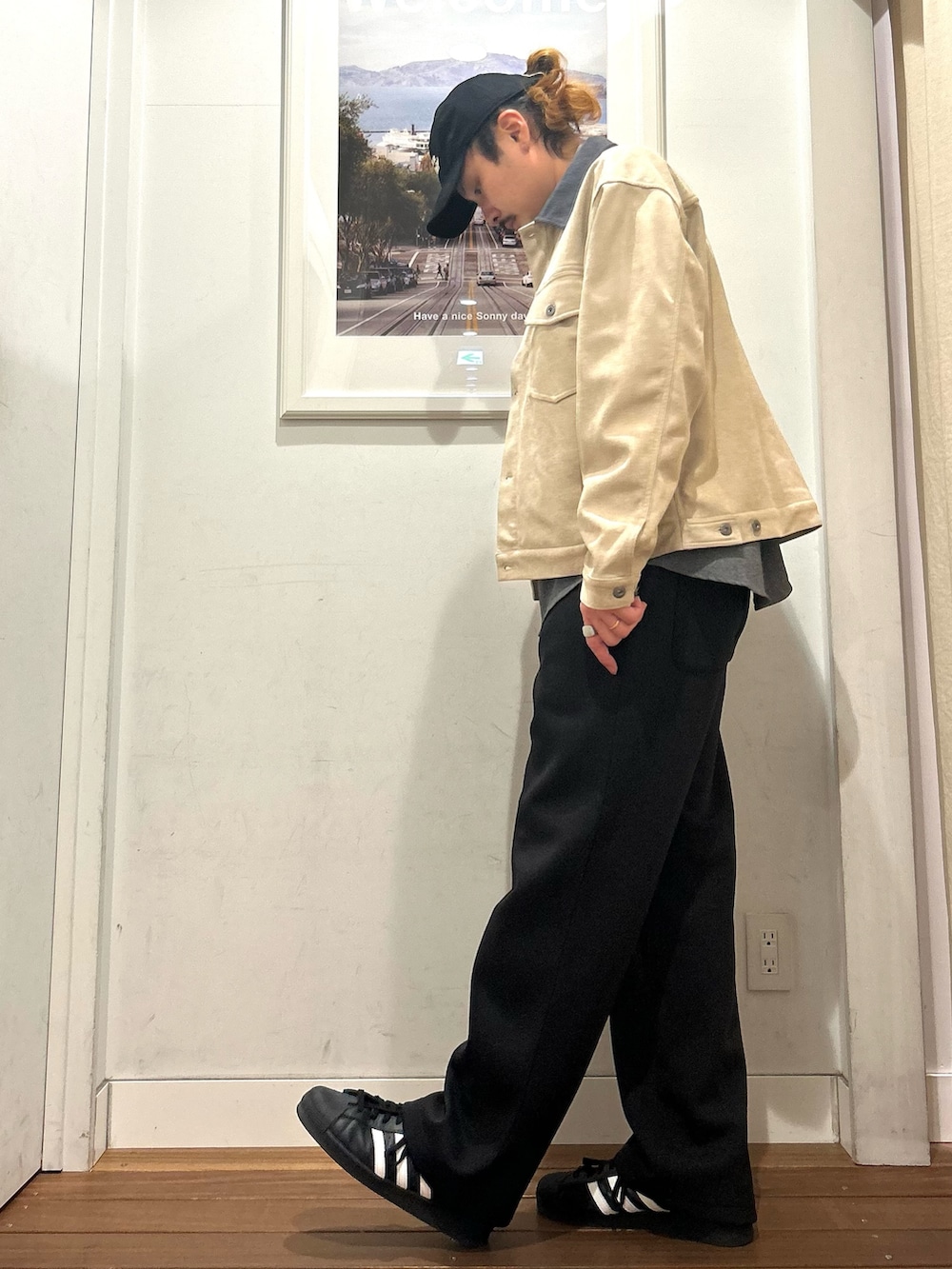 ホワイト系のTシャツ/カットソー、グレー系のシャツ/ブラウス、ベージュ系のブルゾンを着用したメンズの秋コーディネートの2枚目の写真