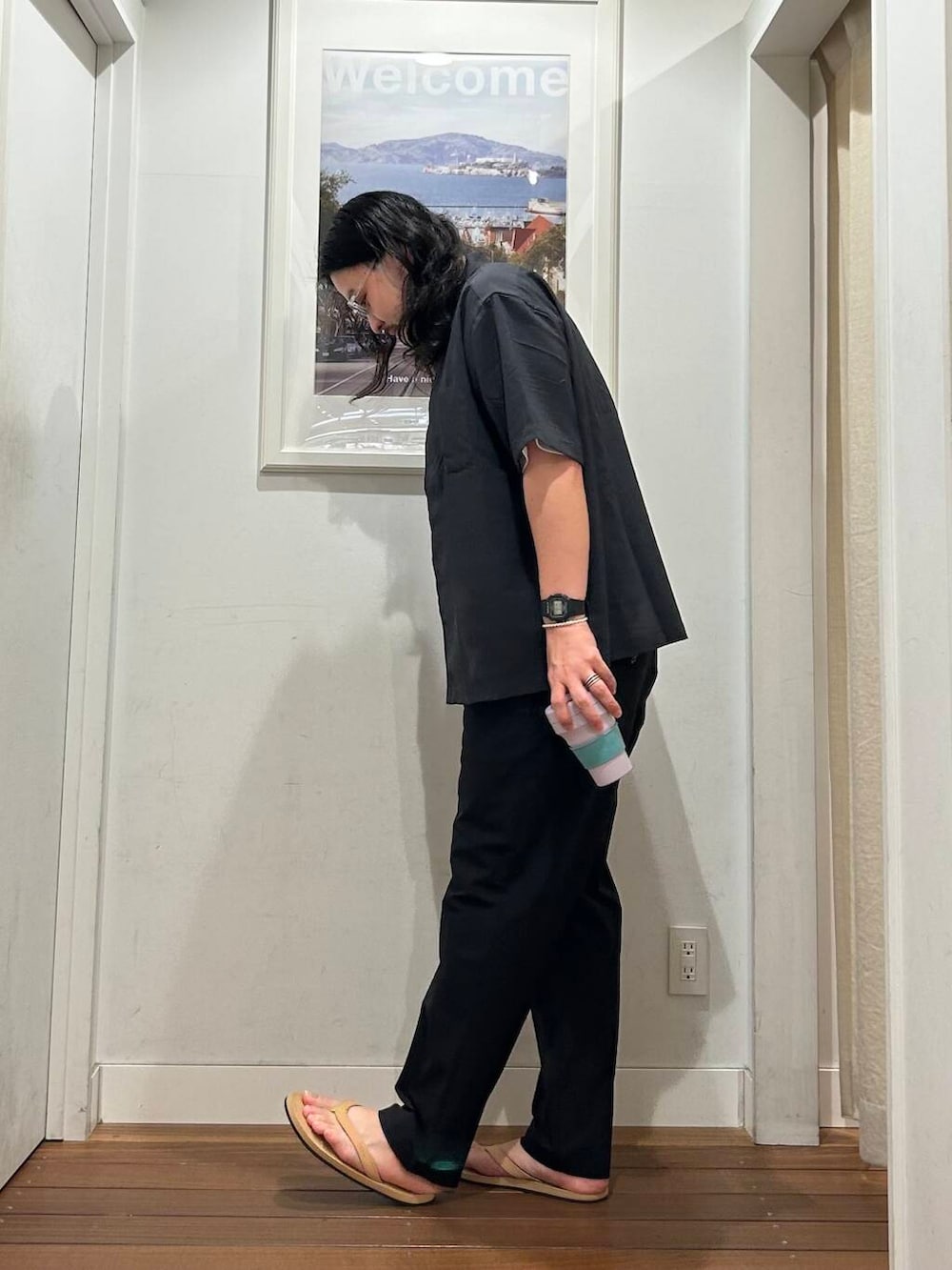 ベージュ系のサンダル、ブラック系のその他パンツ、ホワイト系のTシャツ/カットソーを着用したメンズの夏コーディネートの2枚目の写真