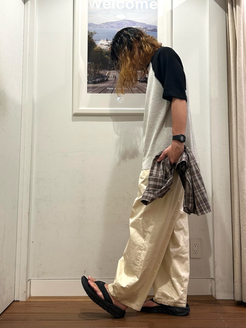ホワイト系のTシャツ/カットソー、ブラック系のサンダル、ブラウン系のシャツ/ブラウスを着用したメンズの夏コーディネートの2枚目の写真