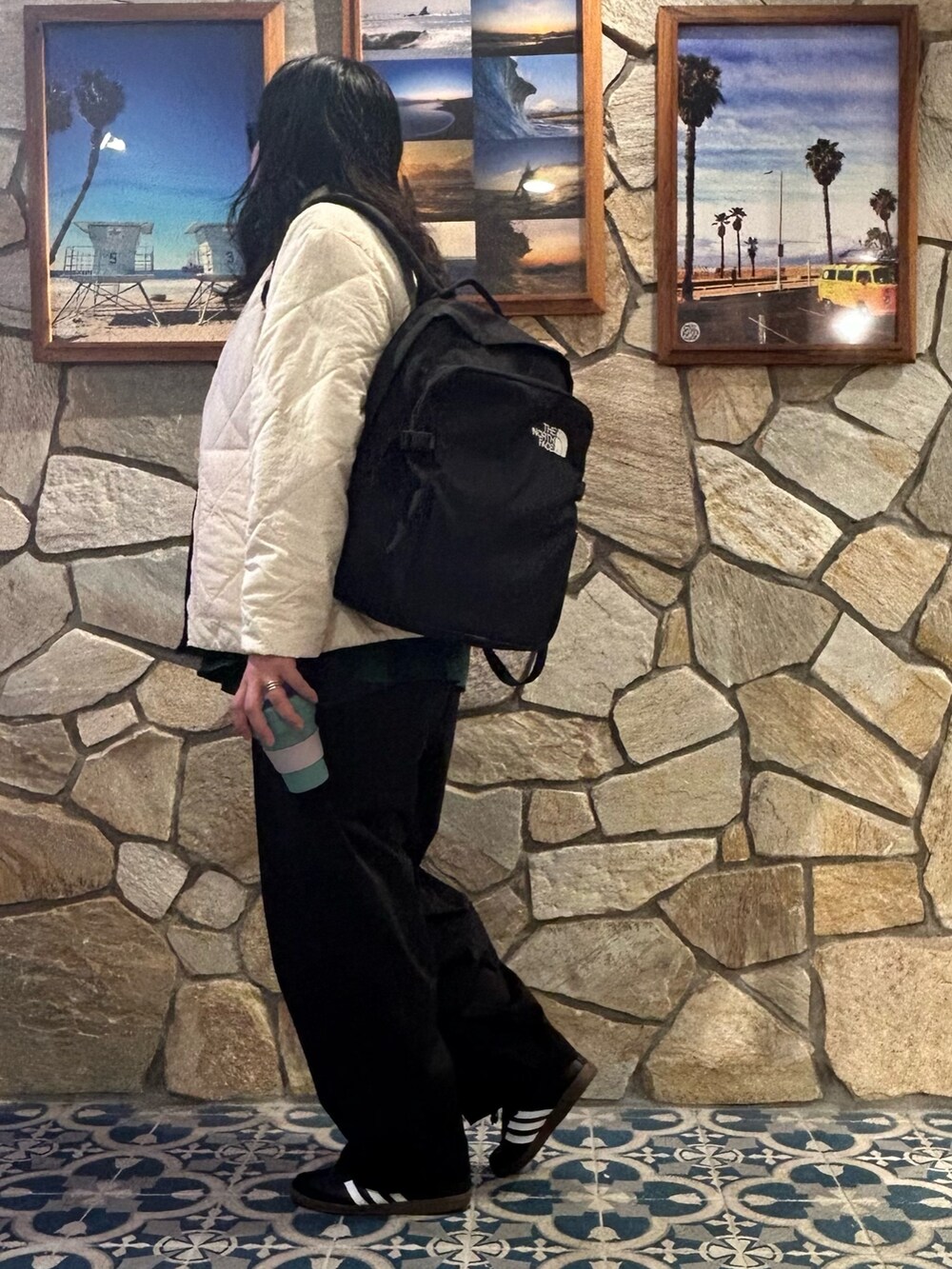 ホワイト系のブルゾン、グリーン系のシャツ/ブラウス、ブラック系のスニーカーを着用したメンズの秋コーディネートの3枚目の写真