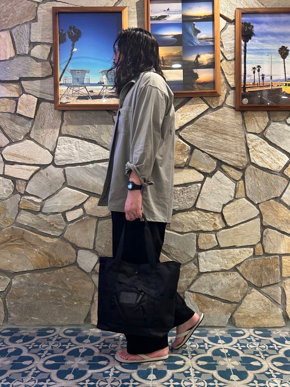 ホワイト系のサンダル、ブラック系のその他パンツ、ベージュ系のシャツ/ブラウスを着用したメンズの夏コーディネートの3枚目の写真