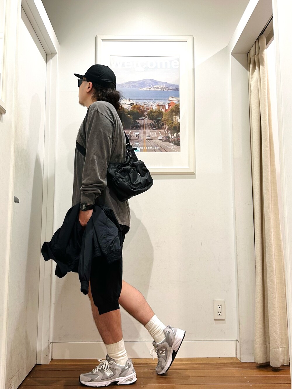 グレー系のスニーカー、ブラック系のその他パンツ、ブラック系のナイロンジャケットを着用したメンズの秋コーディネートの3枚目の写真