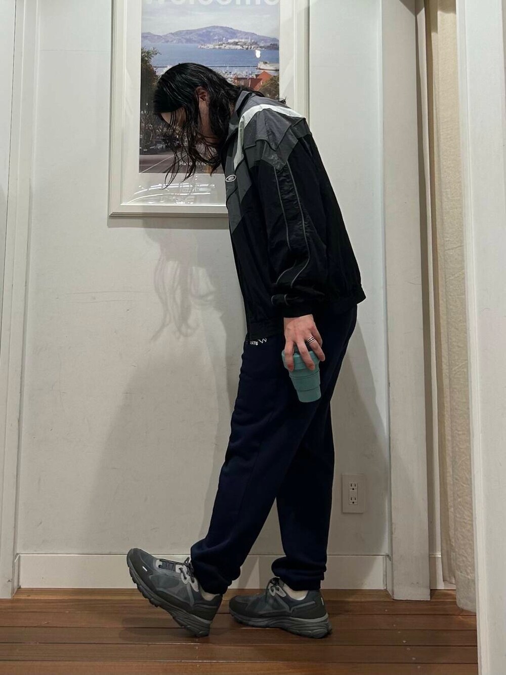 オレンジ系のTシャツ/カットソー、ブルー系のその他パンツ、ブラック系のナイロンジャケットを着用したメンズの夏コーディネートの2枚目の写真