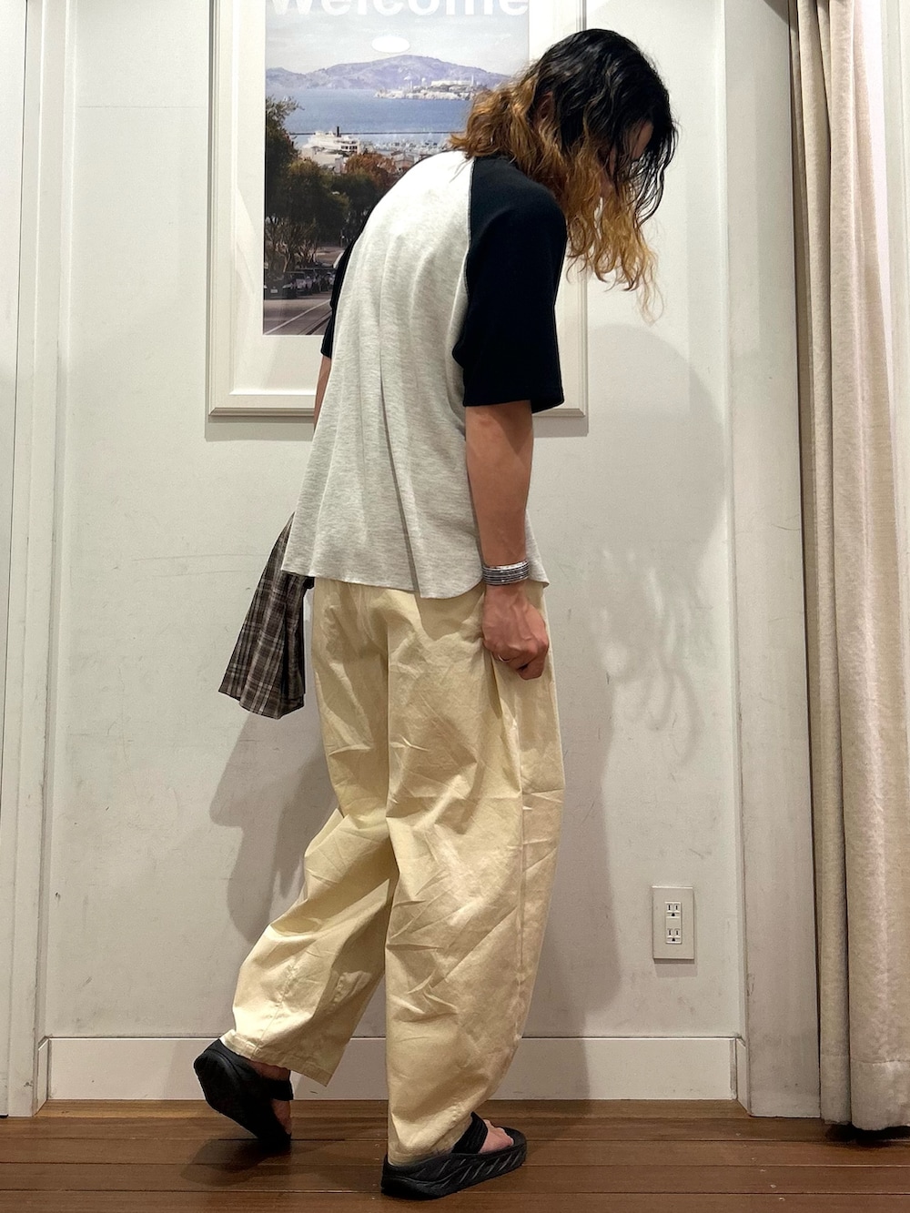 ホワイト系のTシャツ/カットソー、ブラック系のサンダル、ブラウン系のシャツ/ブラウスを着用したメンズの夏コーディネートの4枚目の写真