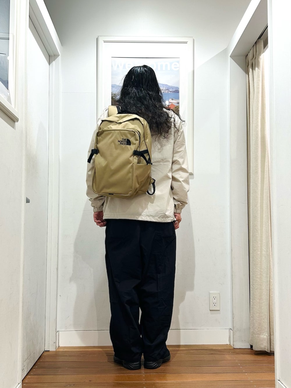 グリーン系のバックパック/リュック、ホワイト系のTシャツ/カットソー、ホワイト系のナイロンジャケットを着用したメンズの秋コーディネートの4枚目の写真