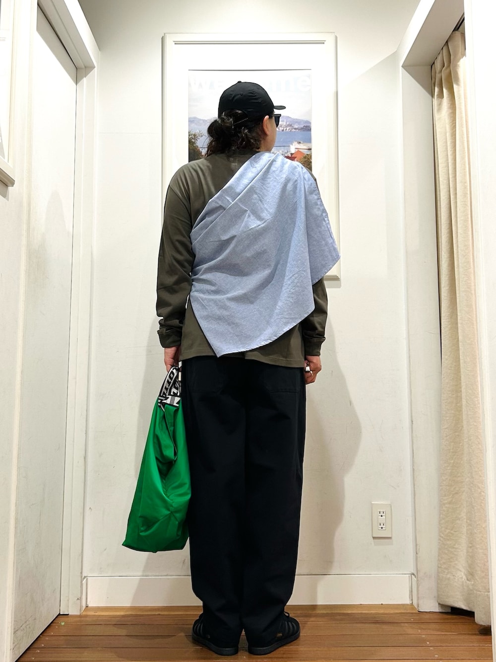 グリーン系のTシャツ/カットソー、ブルー系のシャツ/ブラウス、ホワイト系のタンクトップを着用したメンズの夏コーディネートの4枚目の写真