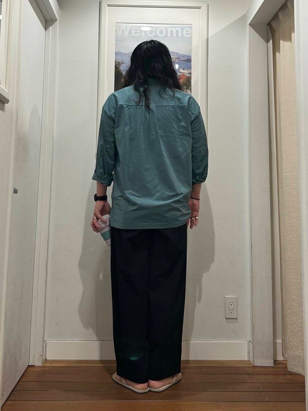 ホワイト系のサンダル、ブラック系のその他パンツ、グリーン系のシャツ/ブラウスを着用したメンズの夏コーディネートの4枚目の写真