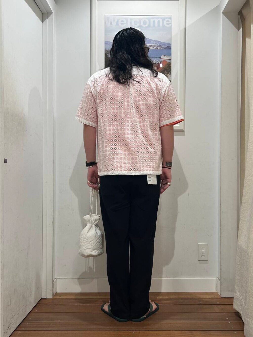 グリーン系のサンダル、ブラック系のその他パンツ、オレンジ系のTシャツ/カットソーを着用したメンズの夏コーディネートの4枚目の写真