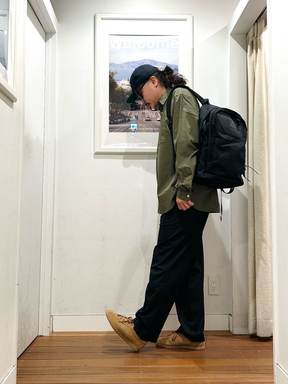 ブラウン系のその他パンツ、ホワイト系のTシャツ/カットソー、ブラウン系のスニーカーを着用したメンズの秋コーディネートの2枚目の写真