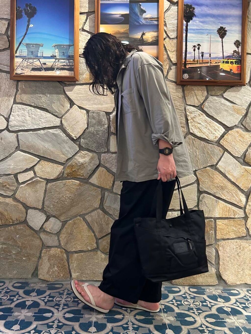 ホワイト系のサンダル、ブラック系のその他パンツ、ベージュ系のシャツ/ブラウスを着用したメンズの夏コーディネートの2枚目の写真