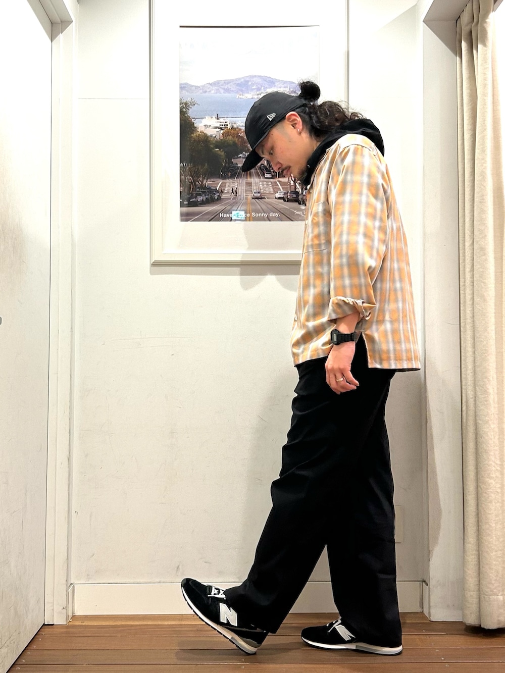 ブラック系のパーカー、オレンジ系のシャツ/ブラウス、ホワイト系のTシャツ/カットソーを着用したメンズの春コーディネートの2枚目の写真