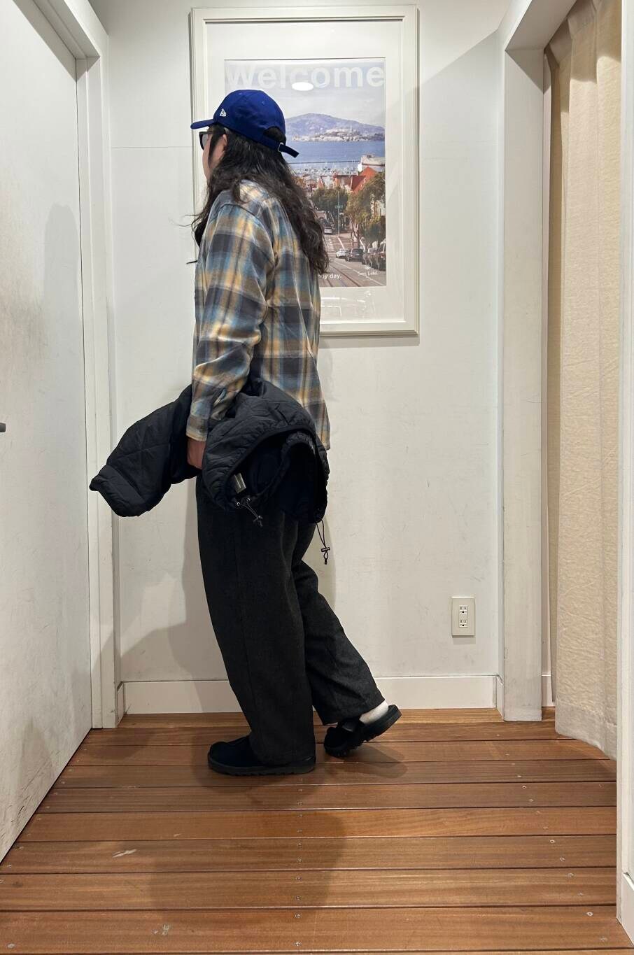 グレー系のシャツ/ブラウス、ブラック系のブルゾン、グレー系のスウェットを着用したメンズの冬コーディネートの3枚目の写真
