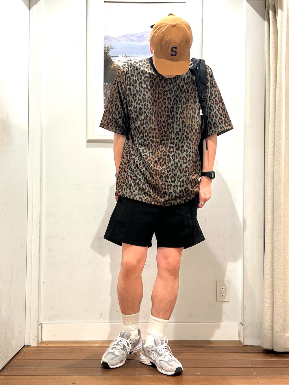 ブラック系のその他パンツ、ホワイト系のTシャツ/カットソー、ブラック系のバックパック/リュックを着用したメンズの春コーディネートの2枚目の写真