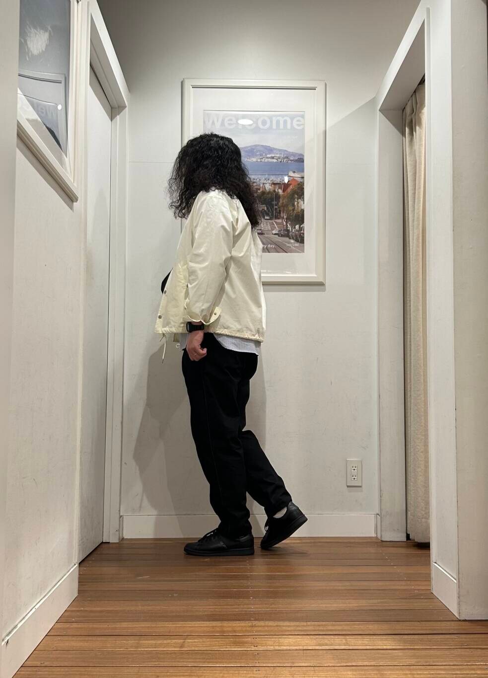 ブラック系のショルダーバッグ、ブラック系のその他パンツ、ブラック系のスニーカーを着用したメンズの春コーディネートの3枚目の写真