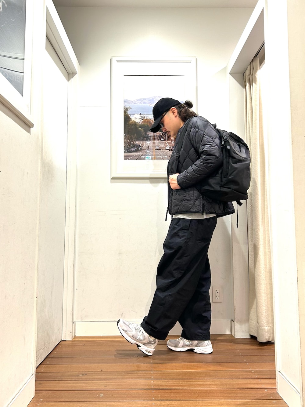 グレー系のスニーカー、ブラック系のその他パンツ、ホワイト系のTシャツ/カットソーを着用したメンズの秋コーディネートの2枚目の写真