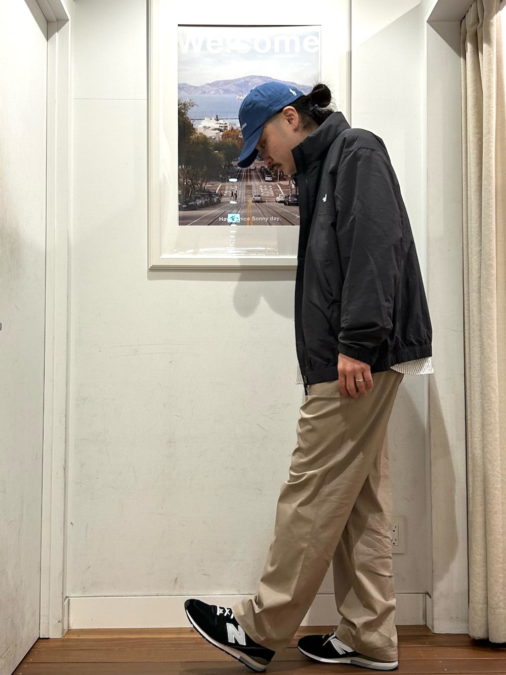 ホワイト系のTシャツ/カットソー、ホワイト系のシャツ/ブラウス、グレー系のナイロンジャケットを着用したメンズの春コーディネートの2枚目の写真