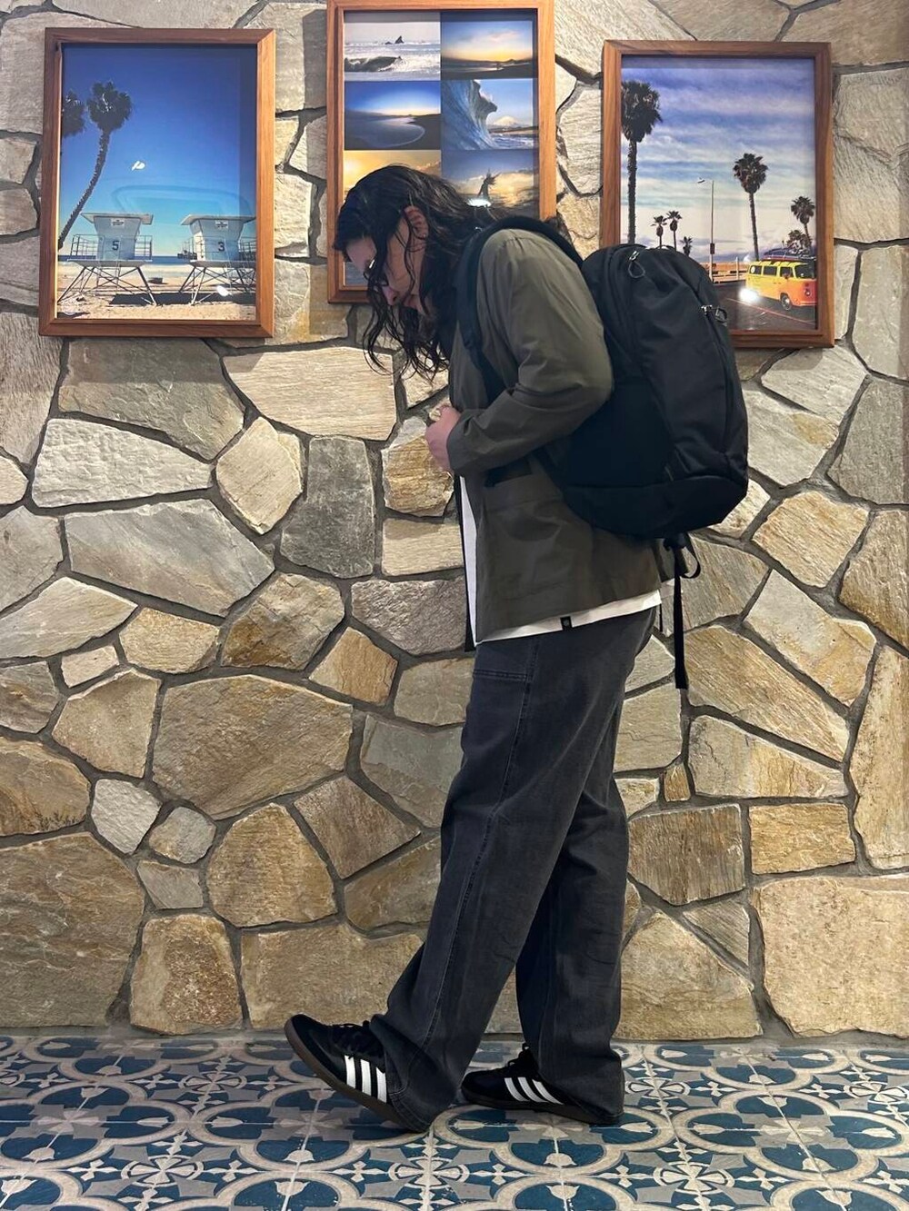 ホワイト系のTシャツ/カットソー、ブラック系のスニーカー、グリーン系のシャツ/ブラウスを着用したメンズの秋コーディネートの2枚目の写真