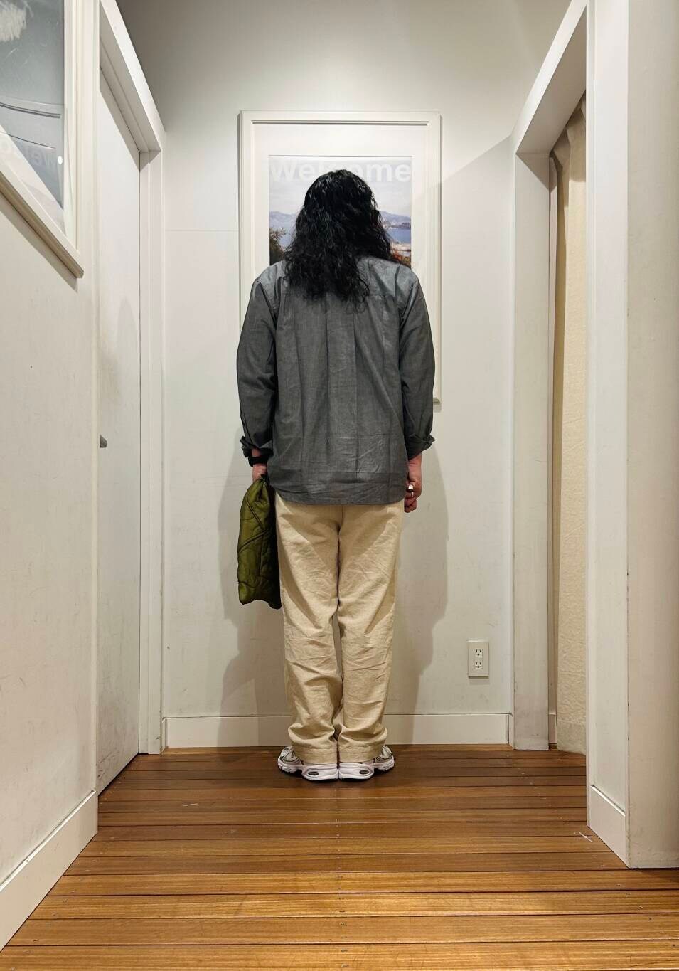 グリーン系のトートバッグ、ホワイト系のTシャツ/カットソー、ベージュ系のその他パンツを着用したメンズの春コーディネートの4枚目の写真