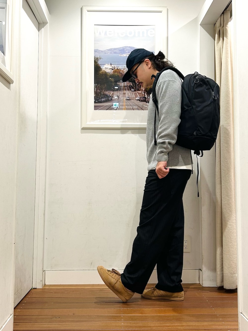 ブラウン系のスニーカー、ブラウン系のその他パンツ、ブラック系のバックパック/リュックを着用したメンズの秋コーディネートの2枚目の写真