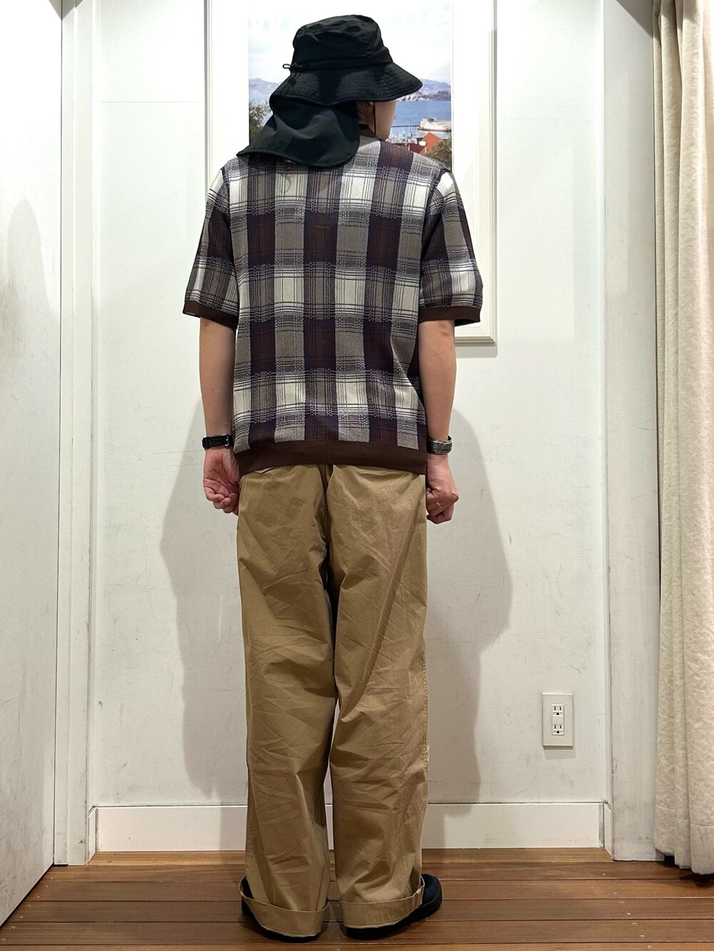 ベージュ系のその他パンツ、ホワイト系のTシャツ/カットソー、ブラウン系のニット/セーターを着用したメンズの春コーディネートの4枚目の写真