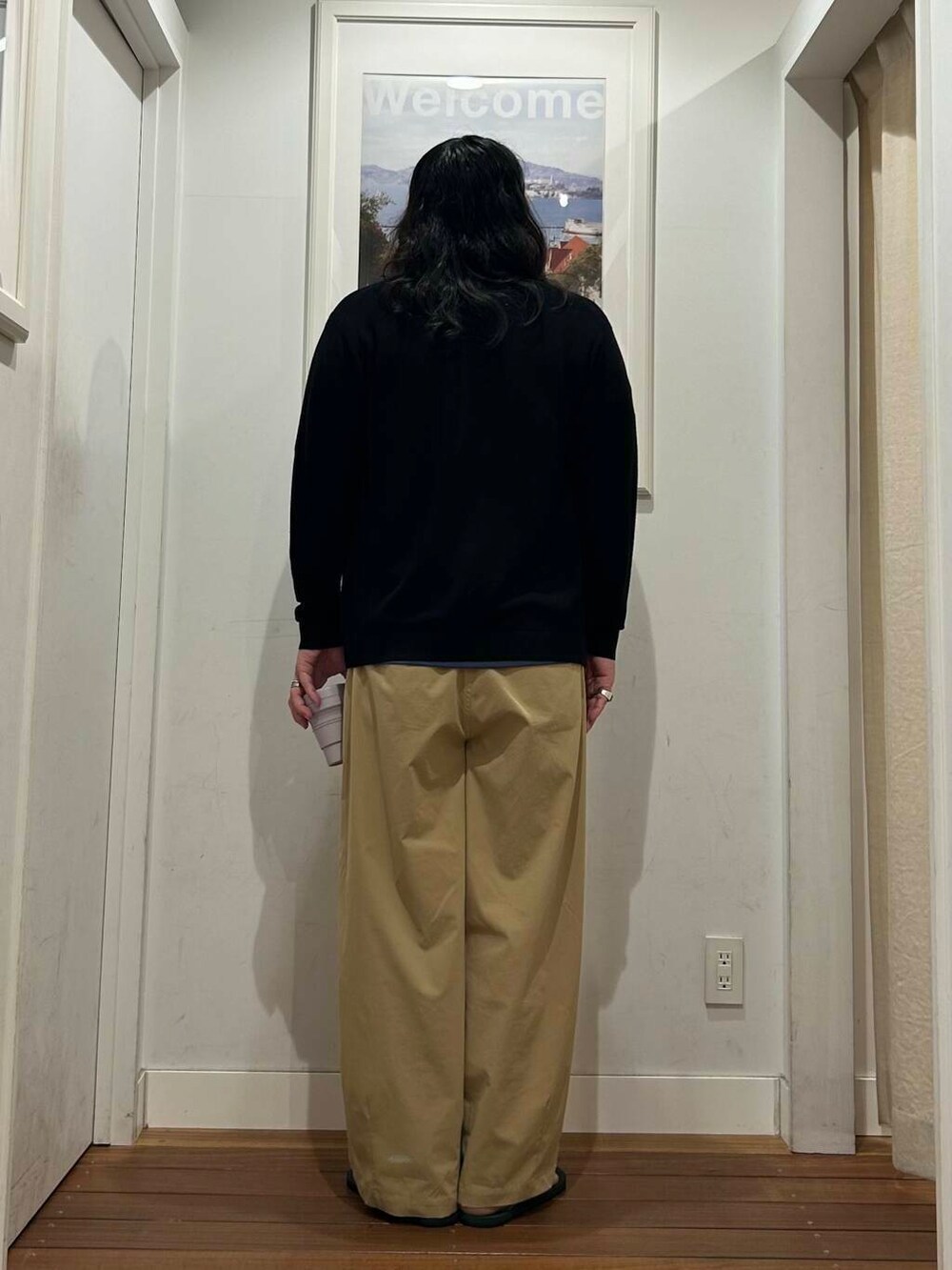 グリーン系のサンダル、ベージュ系のその他パンツ、ブルー系のTシャツ/カットソーを着用したメンズの夏コーディネートの4枚目の写真