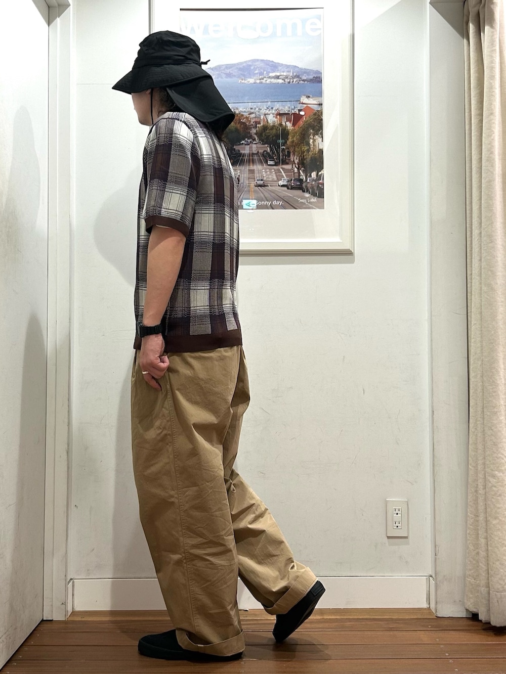 ベージュ系のその他パンツ、ホワイト系のTシャツ/カットソー、ブラウン系のニット/セーターを着用したメンズの春コーディネートの3枚目の写真