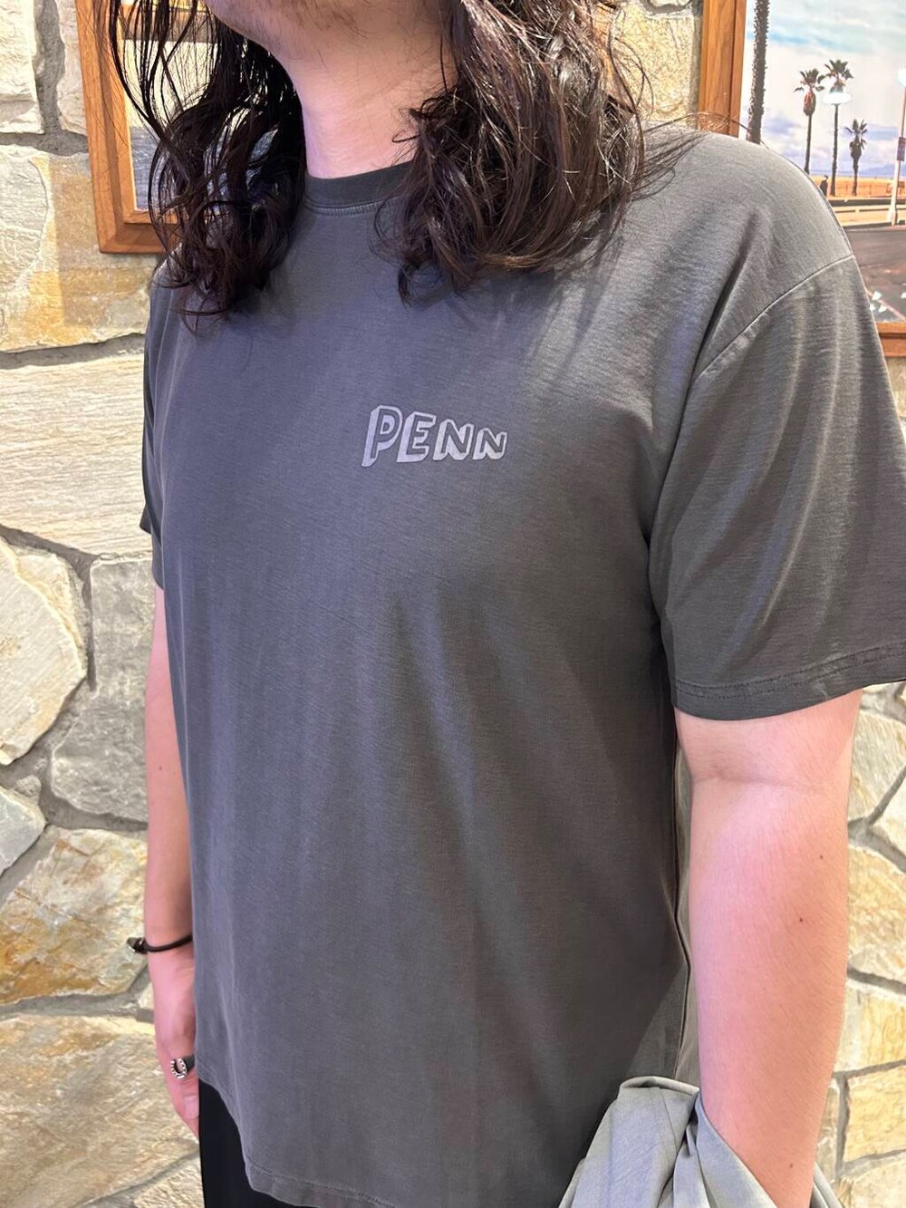 ホワイト系のサンダル、ブラック系のその他パンツ、ベージュ系のシャツ/ブラウスを着用したメンズの夏コーディネートの5枚目の写真